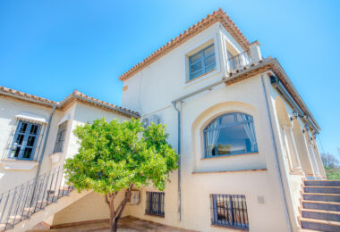 Spacious seven-bedroom, south facing villa with sea views, located in the fantastic area of Estepona