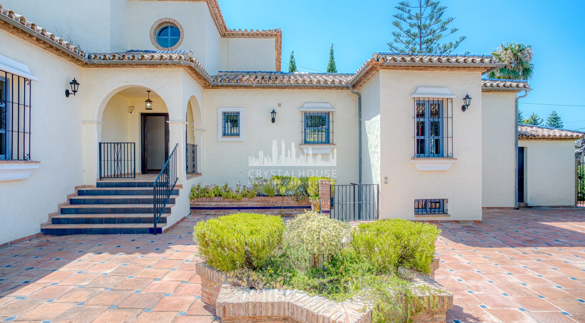Spacious seven-bedroom, south facing villa with sea views, located in the fantastic area of Estepona