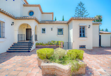 Spacious seven-bedroom, south facing villa with sea views, located in the fantastic area of Estepona