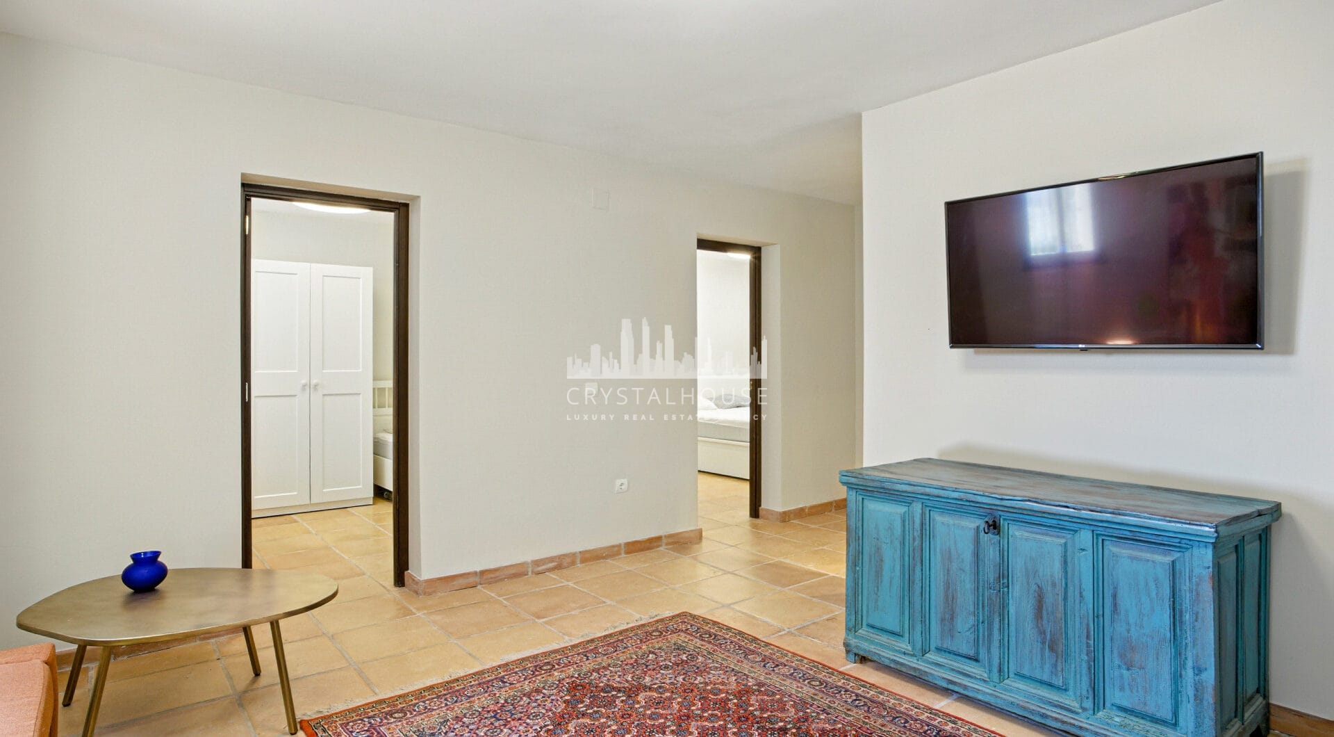 Spacious seven-bedroom, south facing villa with sea views, located in the fantastic area of Estepona