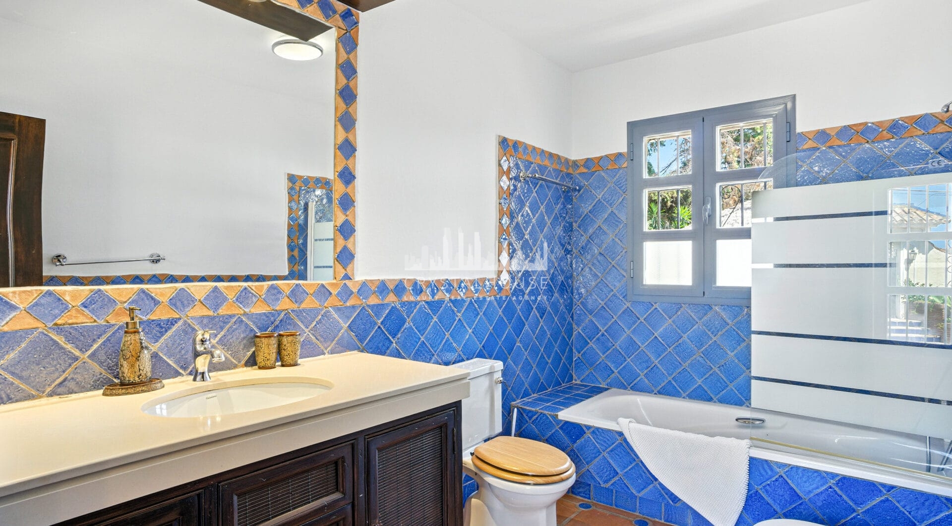 Spacious seven-bedroom, south facing villa with sea views, located in the fantastic area of Estepona