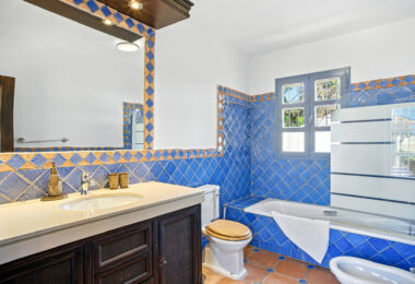 Spacious seven-bedroom, south facing villa with sea views, located in the fantastic area of Estepona