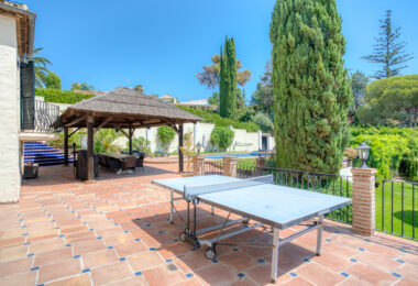 Spacious seven-bedroom, south facing villa with sea views, located in the fantastic area of Estepona