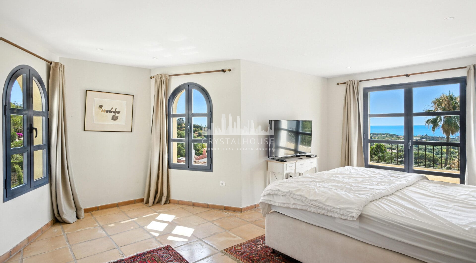 Spacious seven-bedroom, south facing villa with sea views, located in the fantastic area of Estepona