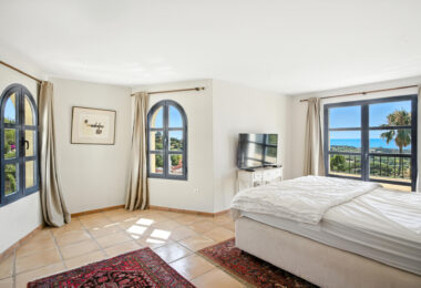 Spacious seven-bedroom, south facing villa with sea views, located in the fantastic area of Estepona