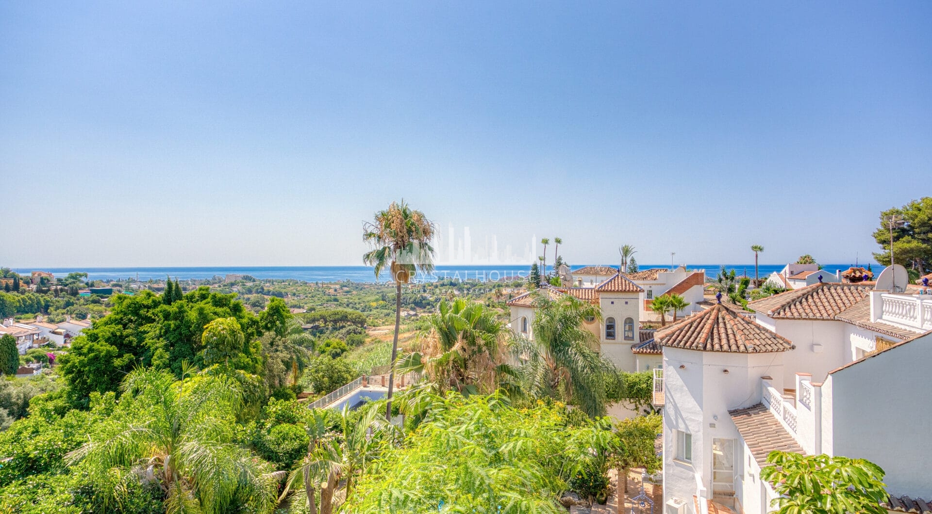 Spacious seven-bedroom, south facing villa with sea views, located in the fantastic area of Estepona