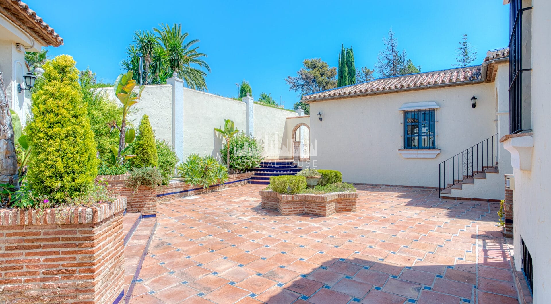 Spacious seven-bedroom, south facing villa with sea views, located in the fantastic area of Estepona