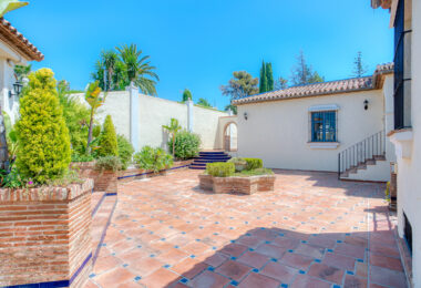 Spacious seven-bedroom, south facing villa with sea views, located in the fantastic area of Estepona