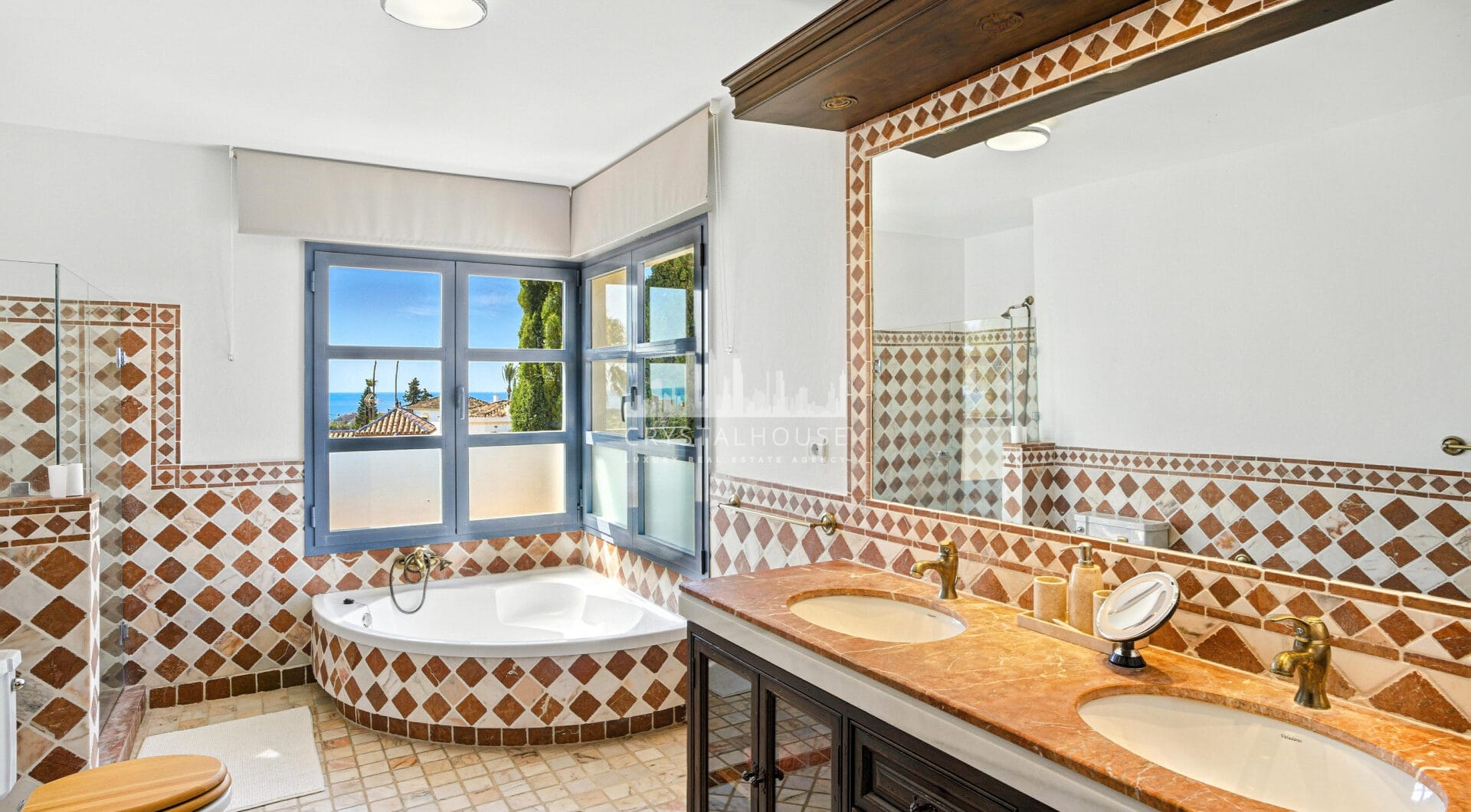 Spacious seven-bedroom, south facing villa with sea views, located in the fantastic area of Estepona