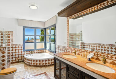Spacious seven-bedroom, south facing villa with sea views, located in the fantastic area of Estepona