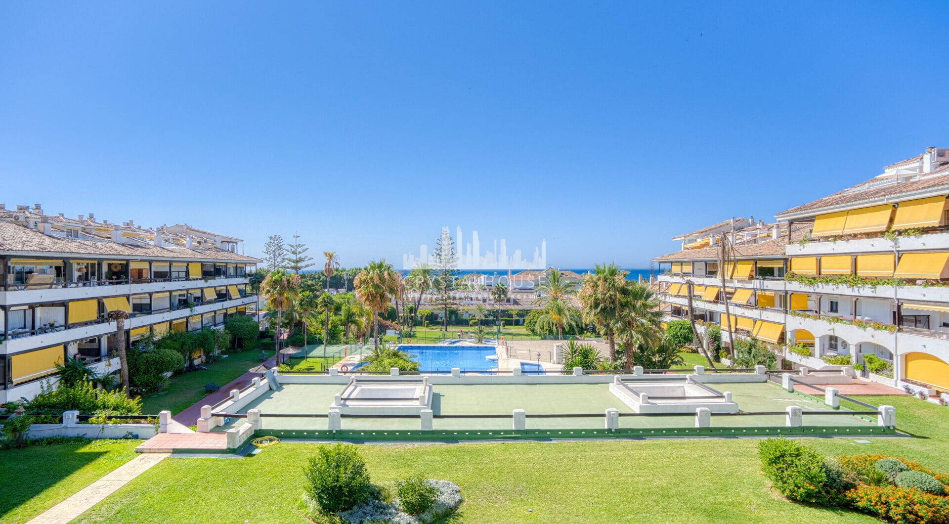 Wonderful south facing. two bedroom duplex penthouse located in the highly sought-after Carolina Park on Marbella’s prestigious Golden Mile