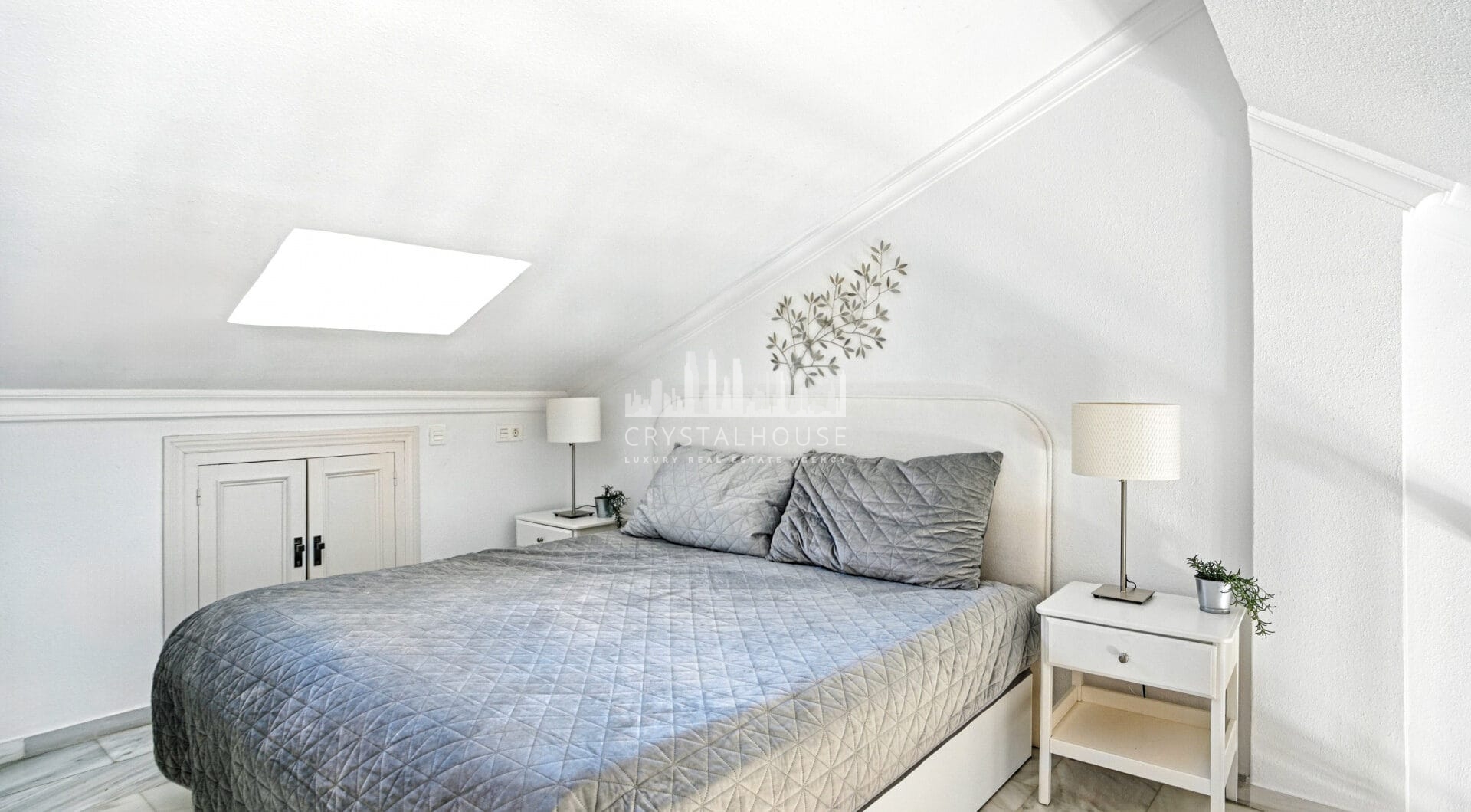 Wonderful south facing. two bedroom duplex penthouse located in the highly sought-after Carolina Park on Marbella’s prestigious Golden Mile