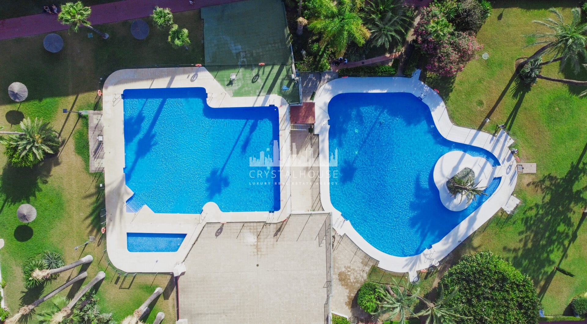 Wonderful south facing. two bedroom duplex penthouse located in the highly sought-after Carolina Park on Marbella’s prestigious Golden Mile