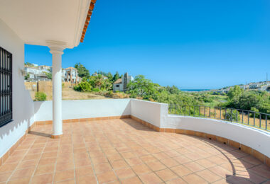 Beautiful five bedroom, Southwest-Facing Villa with Golf Views in Valle Romano (Estepona)