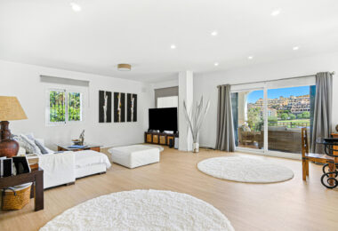Beautiful five bedroom, Southwest-Facing Villa with Golf Views in Valle Romano (Estepona)