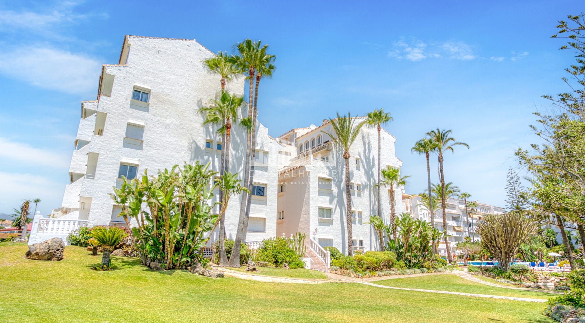 Excellent investment opportunity - south west facing three bedroom, beachfront duplex penthouse located in Playa Real, Marbesa