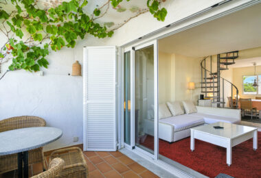 Excellent investment opportunity - south west facing three bedroom, beachfront duplex penthouse located in Playa Real, Marbesa