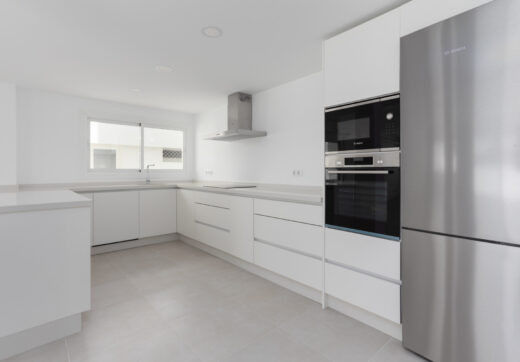Totally Refurbished apartment with 4 bedrooms in Parque del Sol Guadalmina Baja