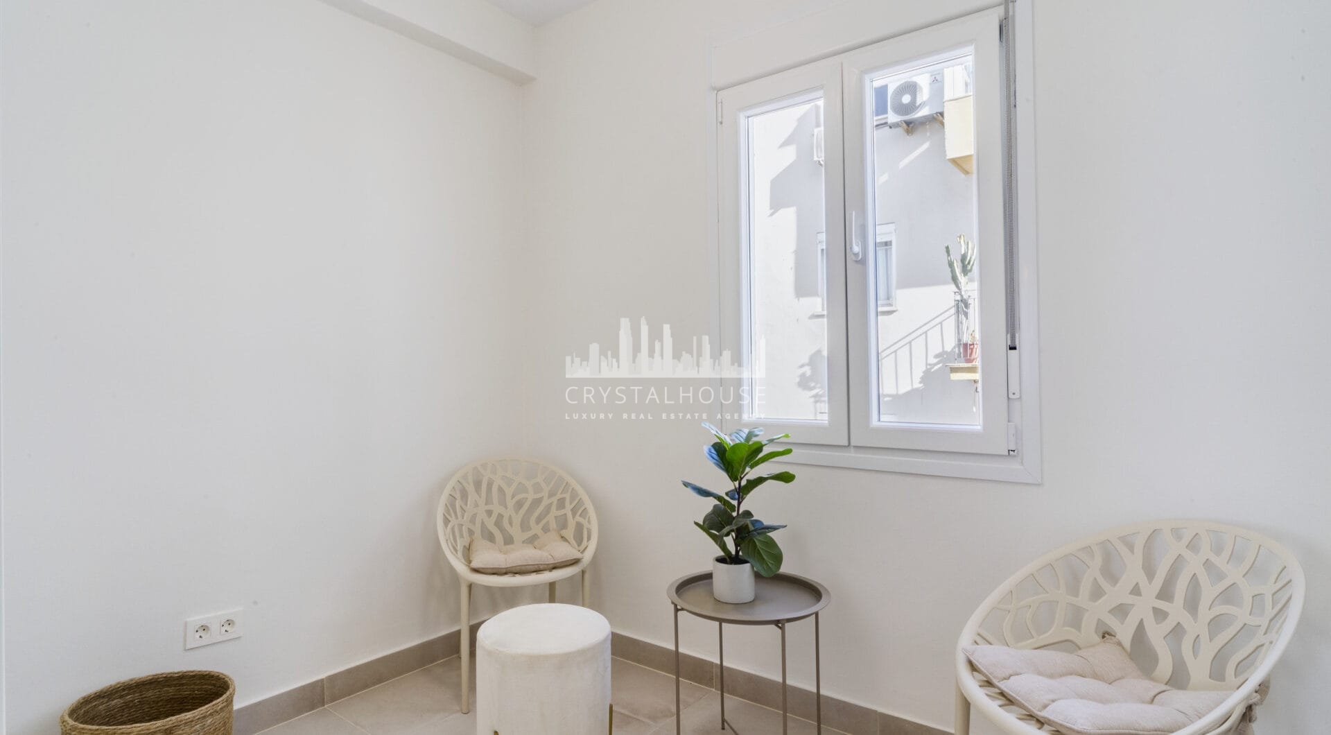 Superb Fully Renovated Three-Bedroom Apartment Steps from Estepona Beach