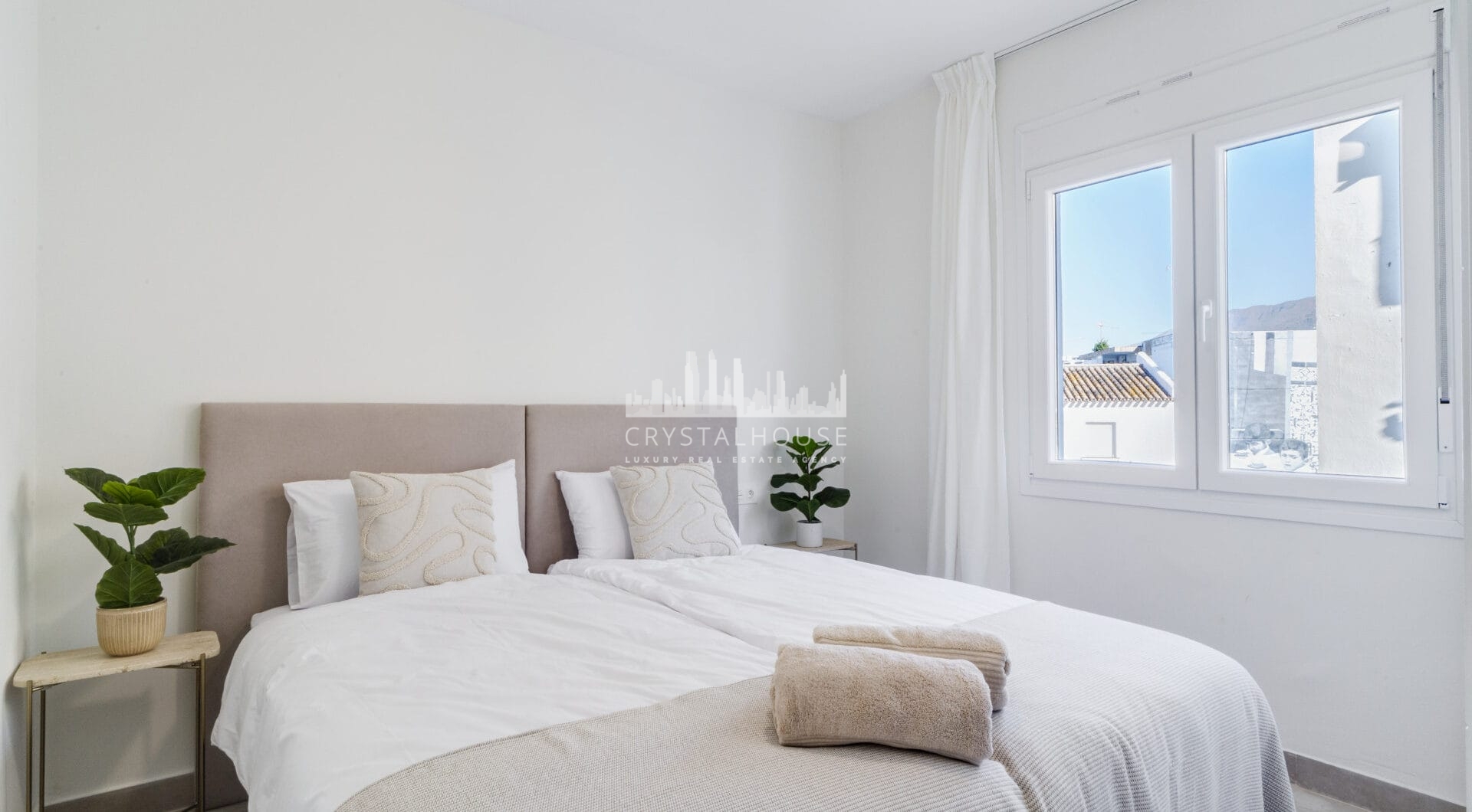 Superb Fully Renovated Three-Bedroom Apartment Steps from Estepona Beach