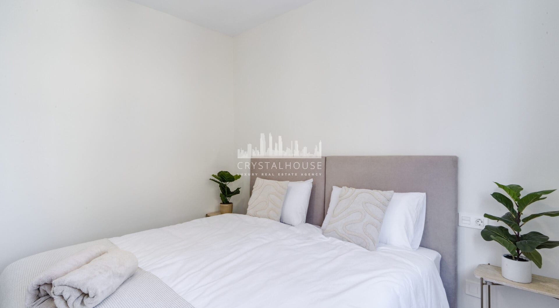 Superb Fully Renovated Three-Bedroom Apartment Steps from Estepona Beach