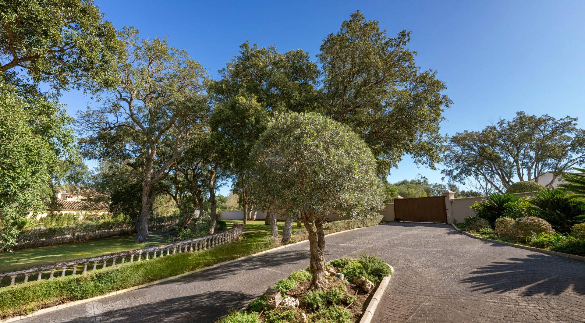 Plot with own water, with beautiful mature garden; exterior enclosure wall and completely fenced, for sale in Sotogrande