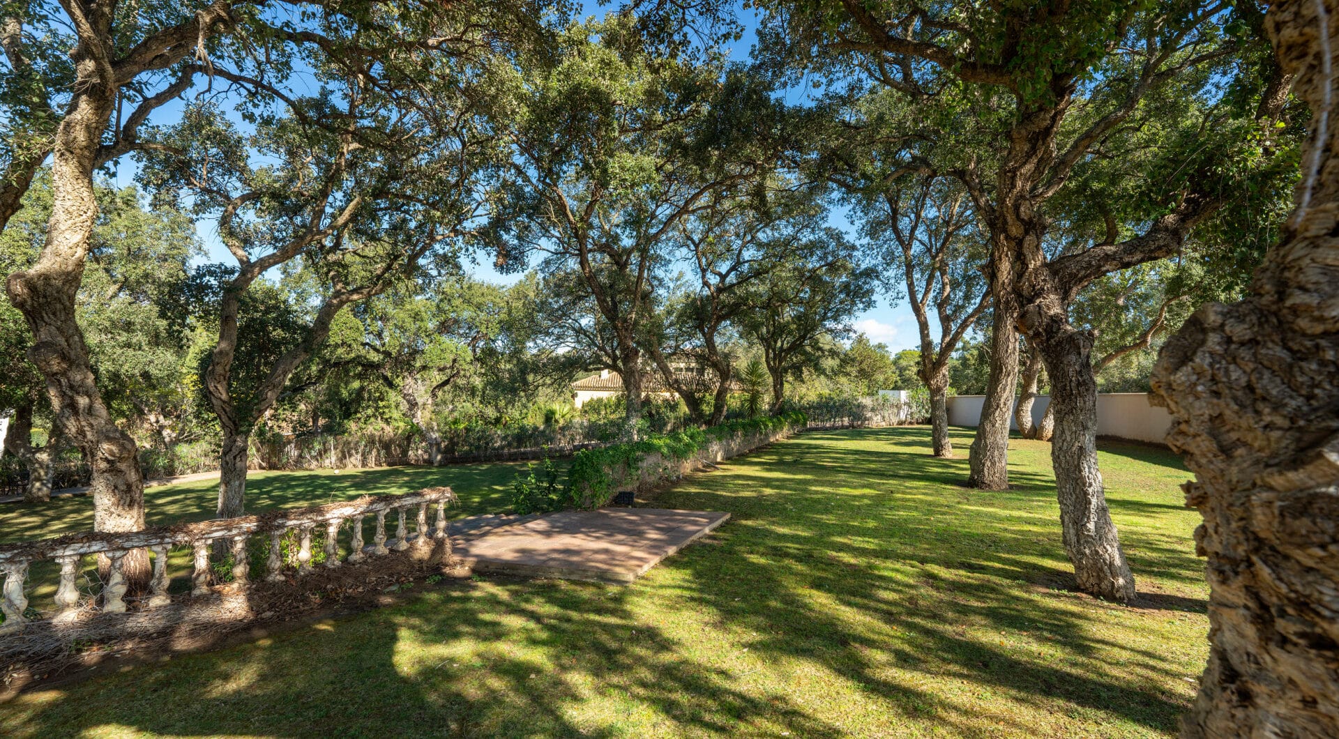 Plot with own water, with beautiful mature garden; exterior enclosure wall and completely fenced, for sale in Sotogrande