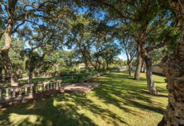 Plot with own water, with beautiful mature garden; exterior enclosure wall and completely fenced, for sale in Sotogrande