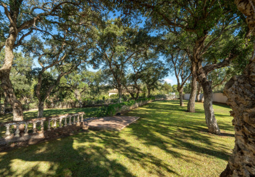 Plot with own water, with beautiful mature garden; exterior enclosure wall and completely fenced, for sale in Sotogrande