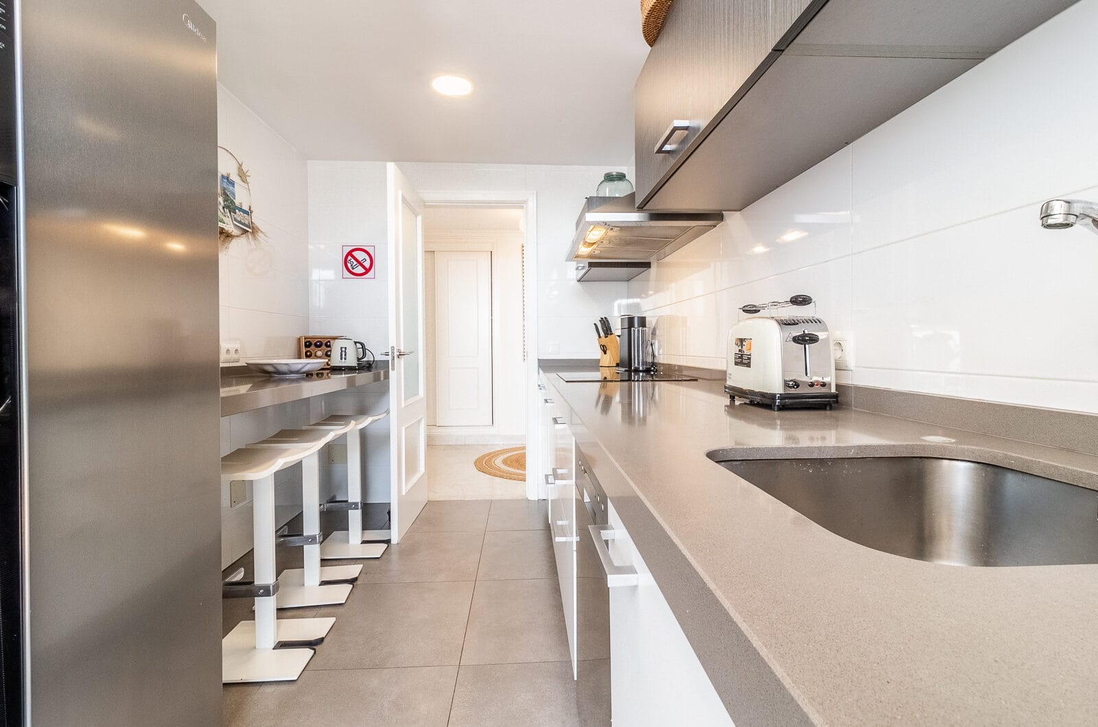 An exceptional 3-bedroom penthouse in the heart of Puerto Banús, offering one of the best terraces and panoramic views in the area.