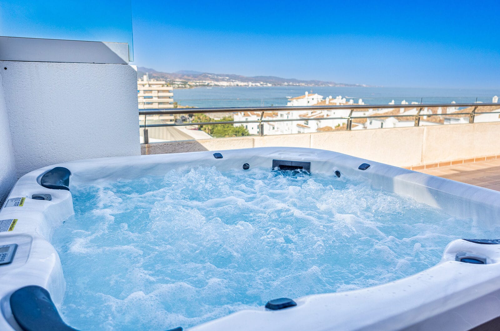 An exceptional 3-bedroom penthouse in the heart of Puerto Banús, offering one of the best terraces and panoramic views in the area.