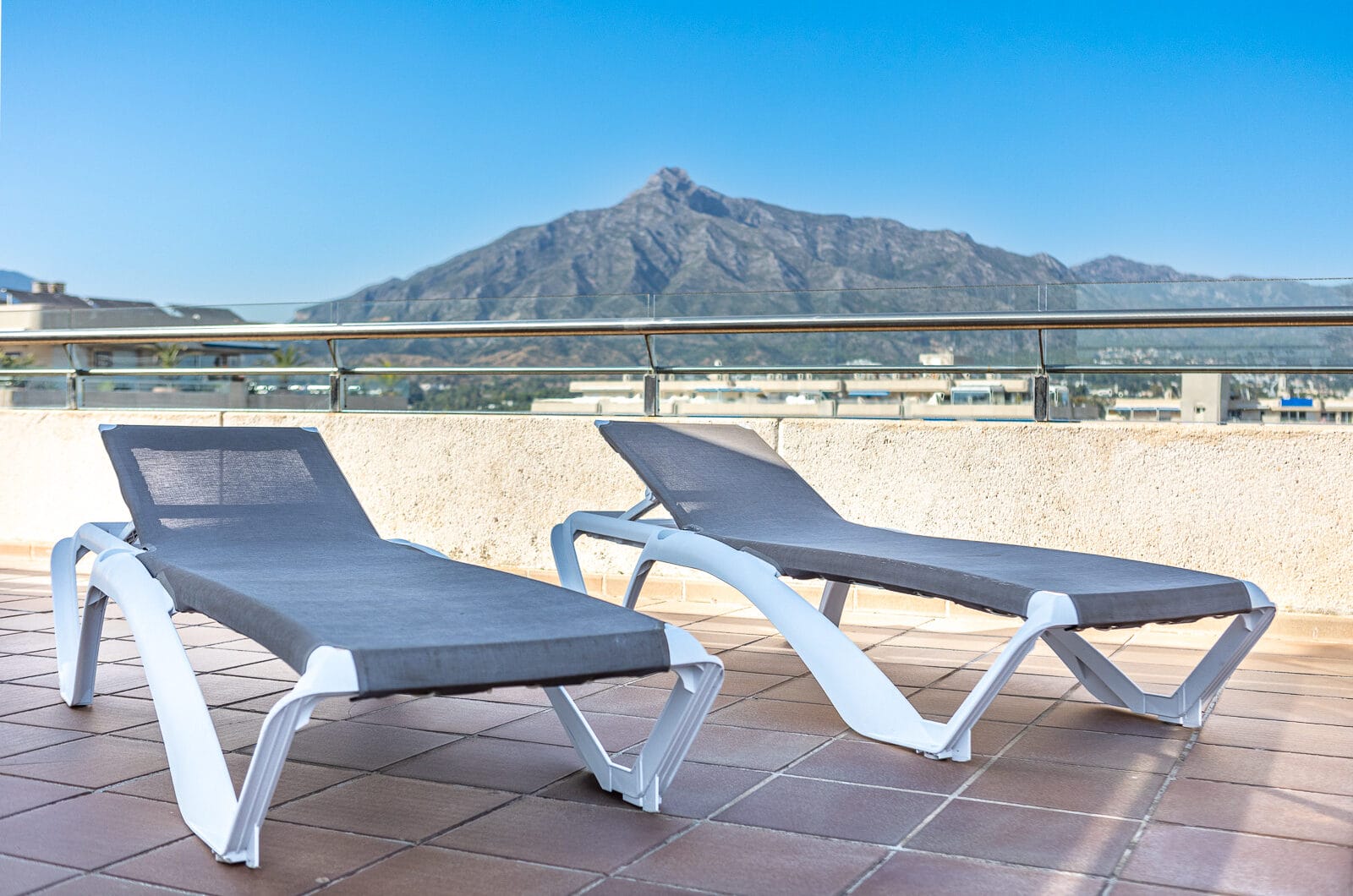 An exceptional 3-bedroom penthouse in the heart of Puerto Banús, offering one of the best terraces and panoramic views in the area.
