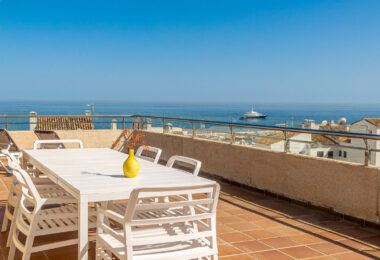 An exceptional 3-bedroom penthouse in the heart of Puerto Banús, offering one of the best terraces and panoramic views in the area.
