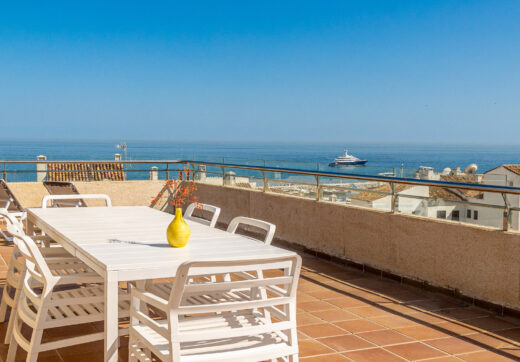 An exceptional 3-bedroom penthouse in the heart of Puerto Banús, offering one of the best terraces and panoramic views in the area.