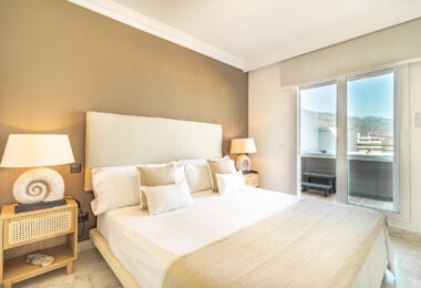 An exceptional 3-bedroom penthouse in the heart of Puerto Banús, offering one of the best terraces and panoramic views in the area.