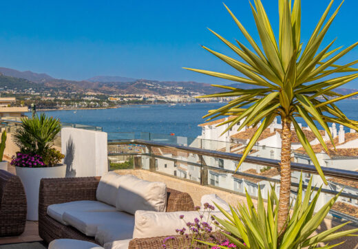 An exceptional 3-bedroom penthouse in the heart of Puerto Banús, offering one of the best terraces and panoramic views in the area.