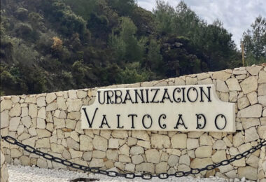 Expansive Plot with Panoramic Views in Valtocado, Mijas