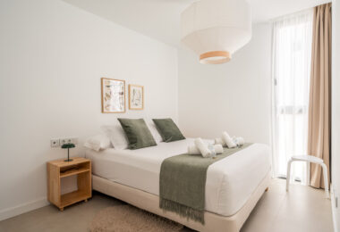 Contemporary 2-Bedroom Apartment with Balcony in Las Lagunas, Fuengirola