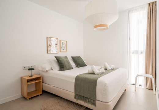 Contemporary 2-Bedroom Apartment with Balcony in Las Lagunas, Fuengirola