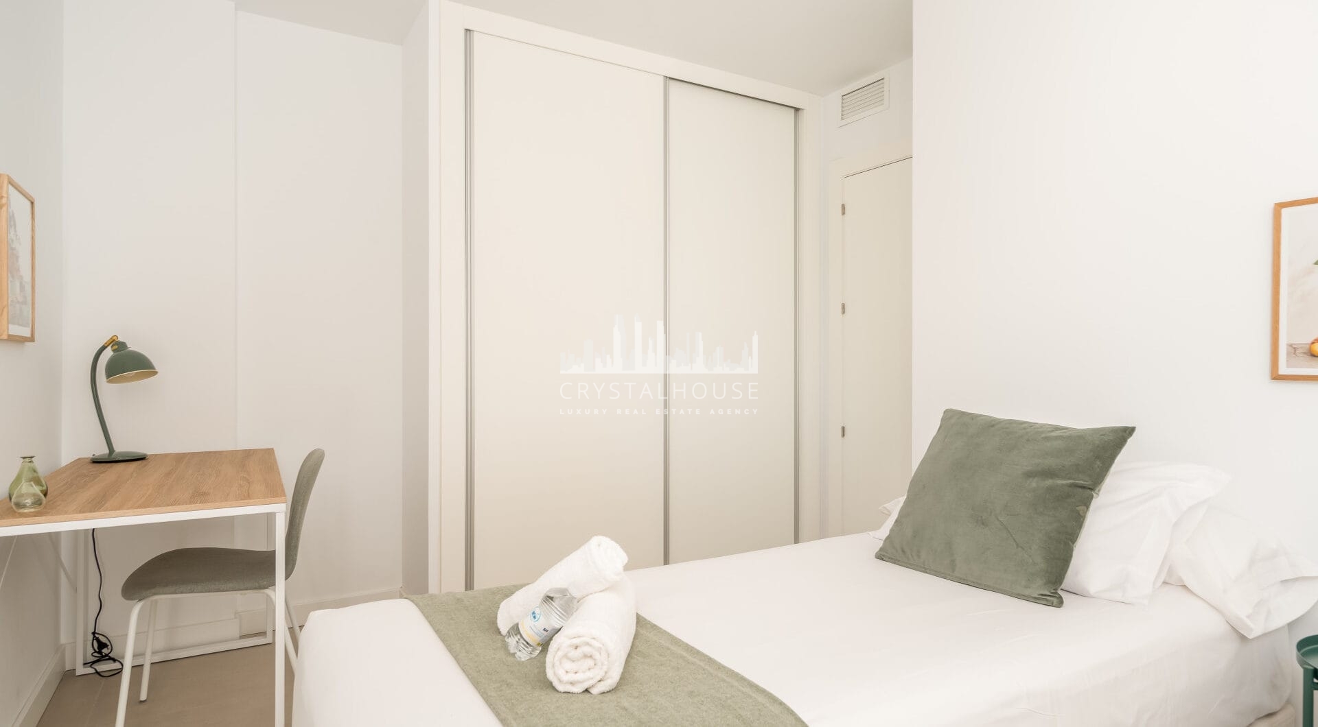 Contemporary 2-Bedroom Apartment with Balcony in Las Lagunas, Fuengirola