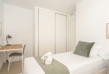 Contemporary 2-Bedroom Apartment with Balcony in Las Lagunas, Fuengirola