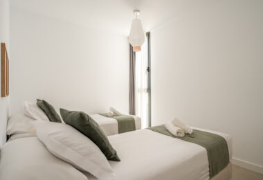 Contemporary 2-Bedroom Apartment with Balcony in Las Lagunas, Fuengirola