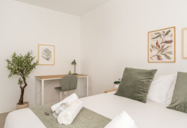 Contemporary 2-Bedroom Apartment with Balcony in Las Lagunas, Fuengirola