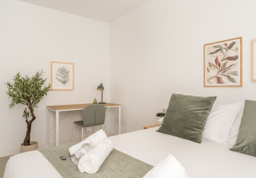 Contemporary 2-Bedroom Apartment with Balcony in Las Lagunas, Fuengirola