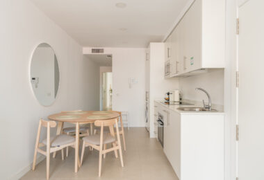 Contemporary 2-Bedroom Apartment with Balcony in Las Lagunas, Fuengirola