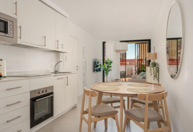 Contemporary 2-Bedroom Apartment with Balcony in Las Lagunas, Fuengirola