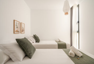 Contemporary 2-Bedroom Apartment with Balcony in Las Lagunas, Fuengirola