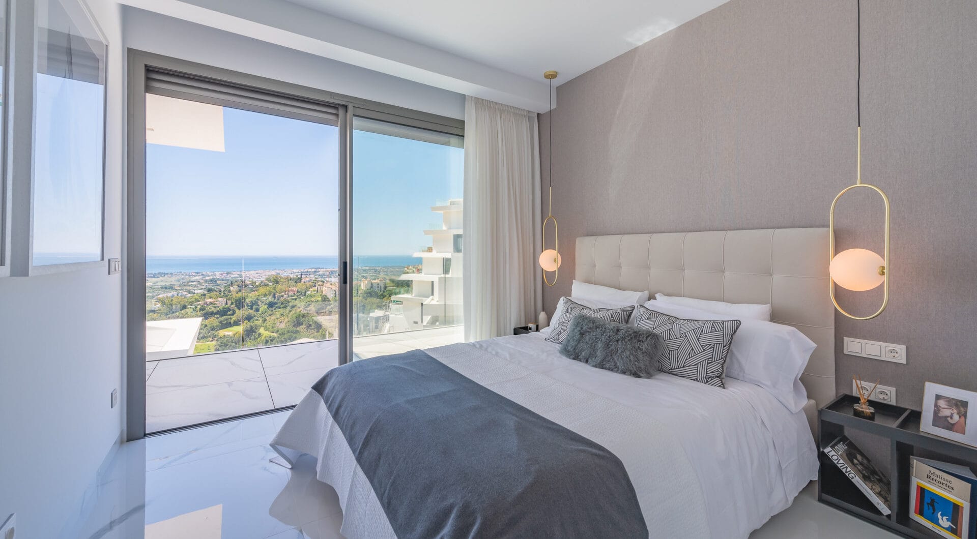 Stunning corner middle floor apartment with panoramic golf &amp; sea views