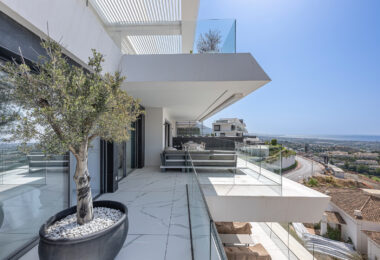 Stunning corner middle floor apartment with panoramic golf &amp; sea views