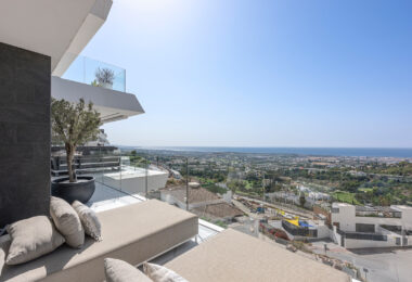 Stunning corner middle floor apartment with panoramic golf &amp; sea views